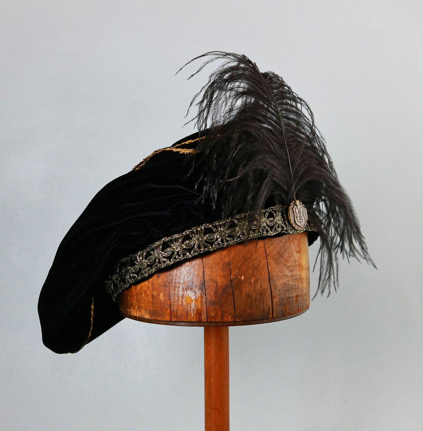 Feathered Beret - Black / Gold