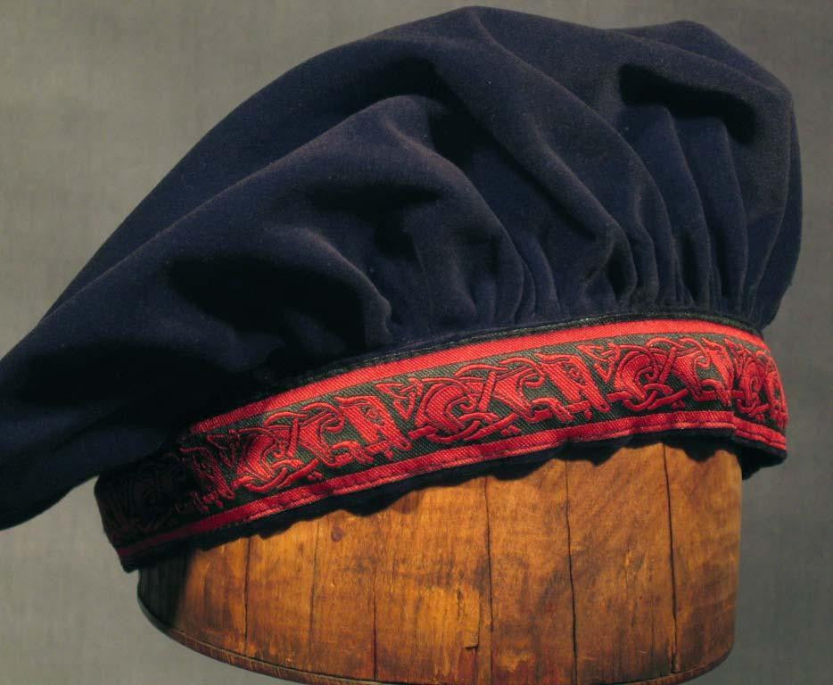 Cotton Velveteen Beret - Black / Red Running Dog - Tall Toad