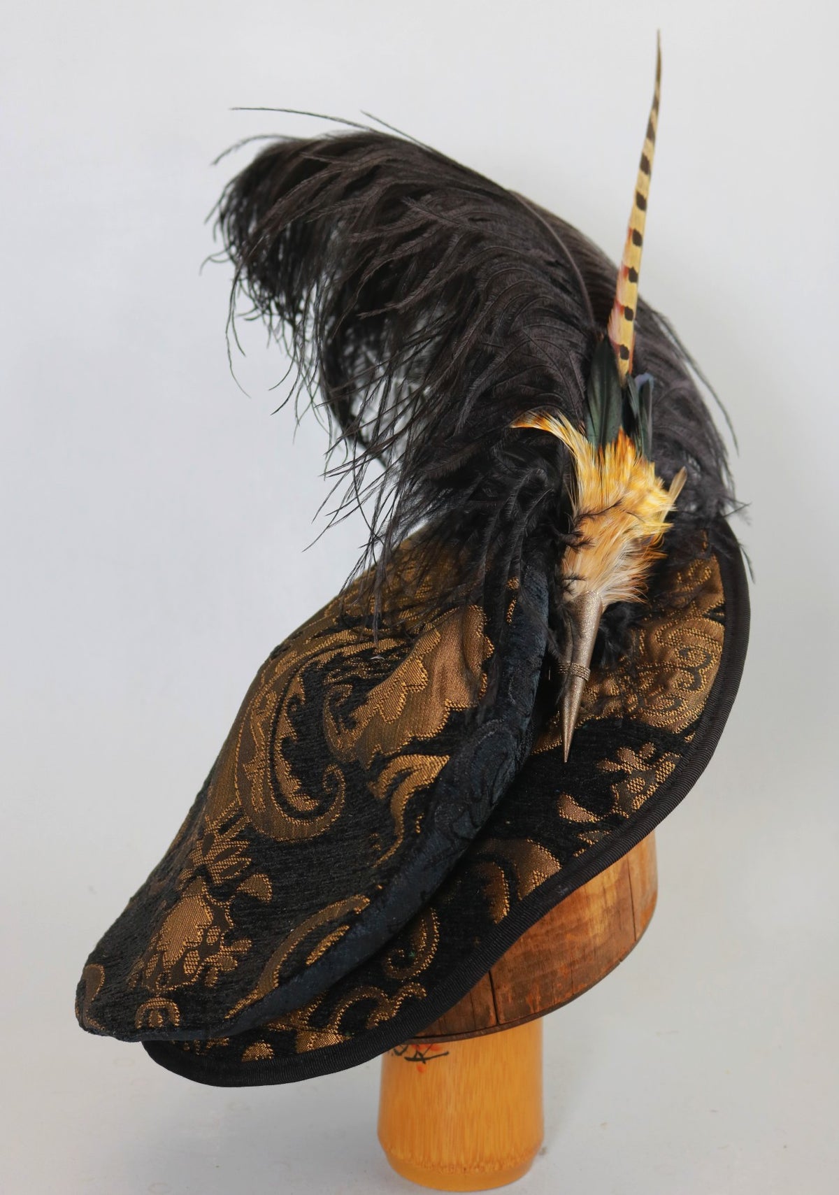 EXQUISITE DESIGNER 1960s\' BLACK STRAW TAM WITH GOLD COLORED FEATHER TRIM Pleated Flat Cap - Black / Gold Trim – Tall Toad main image 4