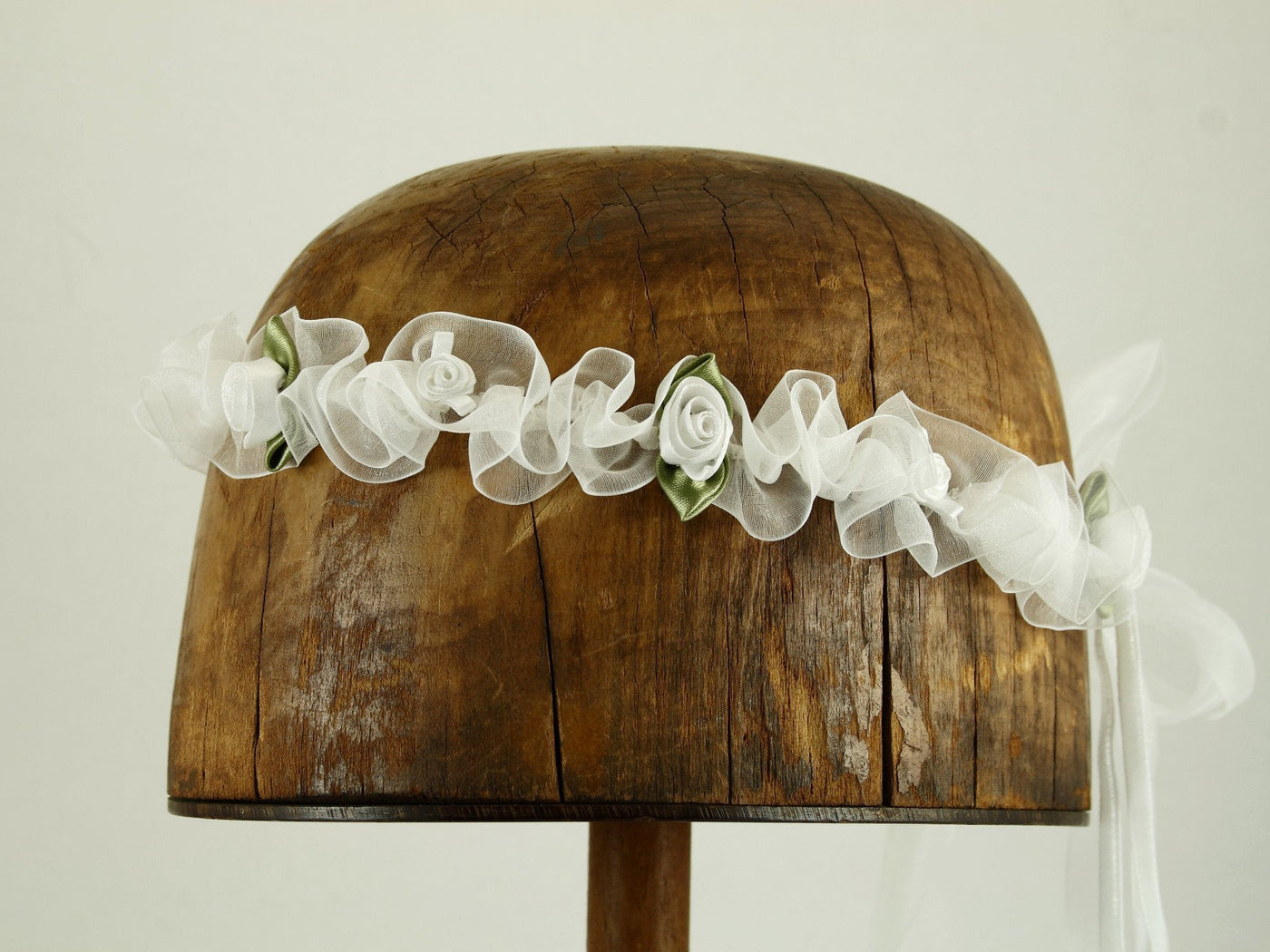 Isabella Ribbon Chapelet - White / White Flowers - Tall Toad